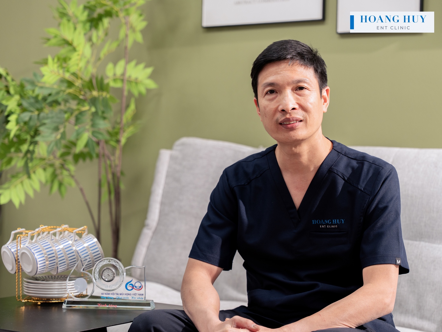 Bác sĩ Nguyễn Hoàng Huy tư vấn trong buổi khám Tai Mũi Họng