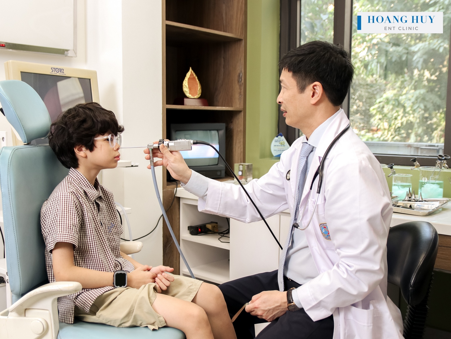 Bác sĩ Nguyễn Hoàng Huy khám tai cho người có triệu chứng nghe kém