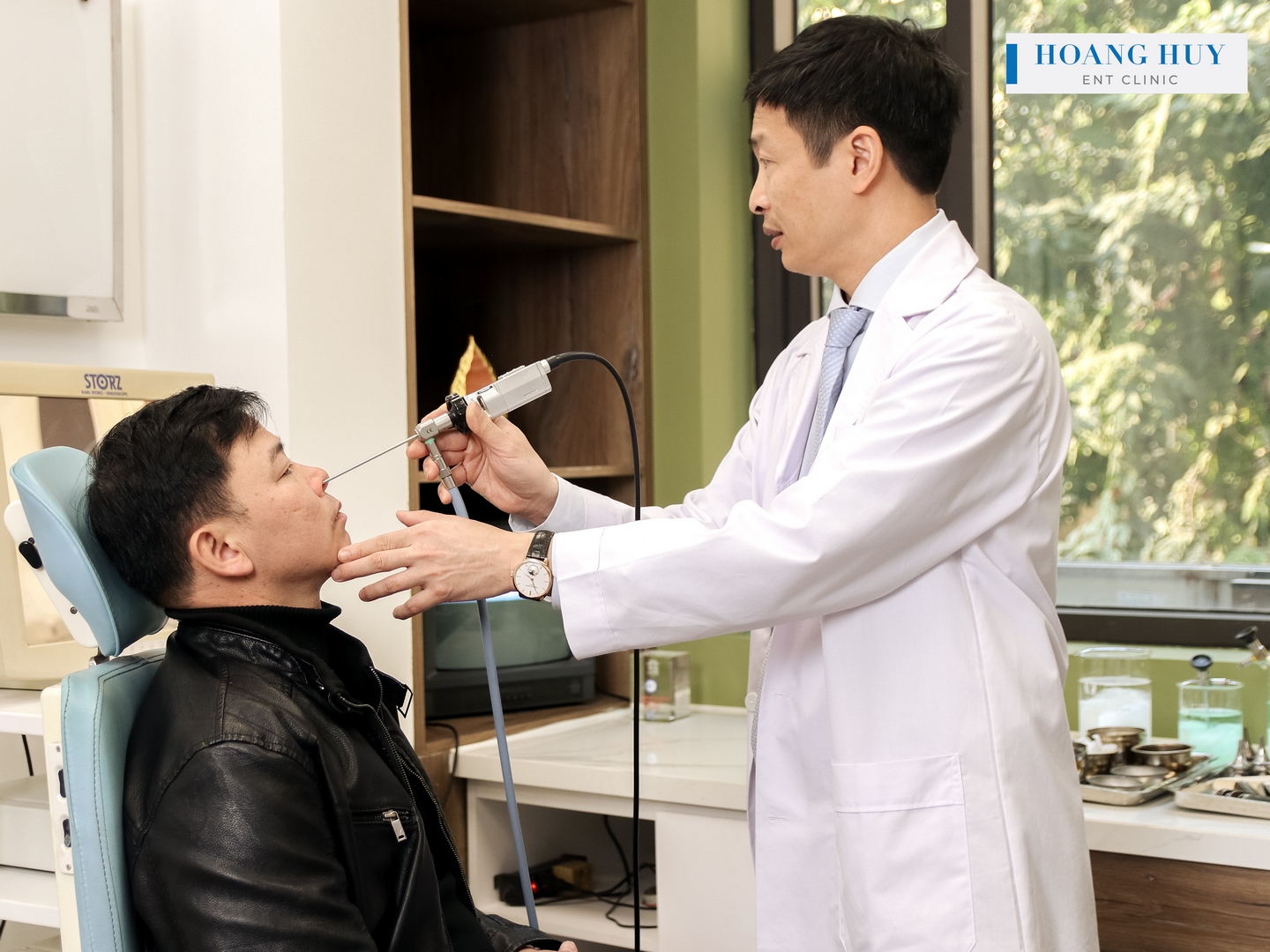 Bác sĩ Nguyễn Hoàng Huy khám tai trước khi đánh giá phẫu thuật xương bàn đạp
