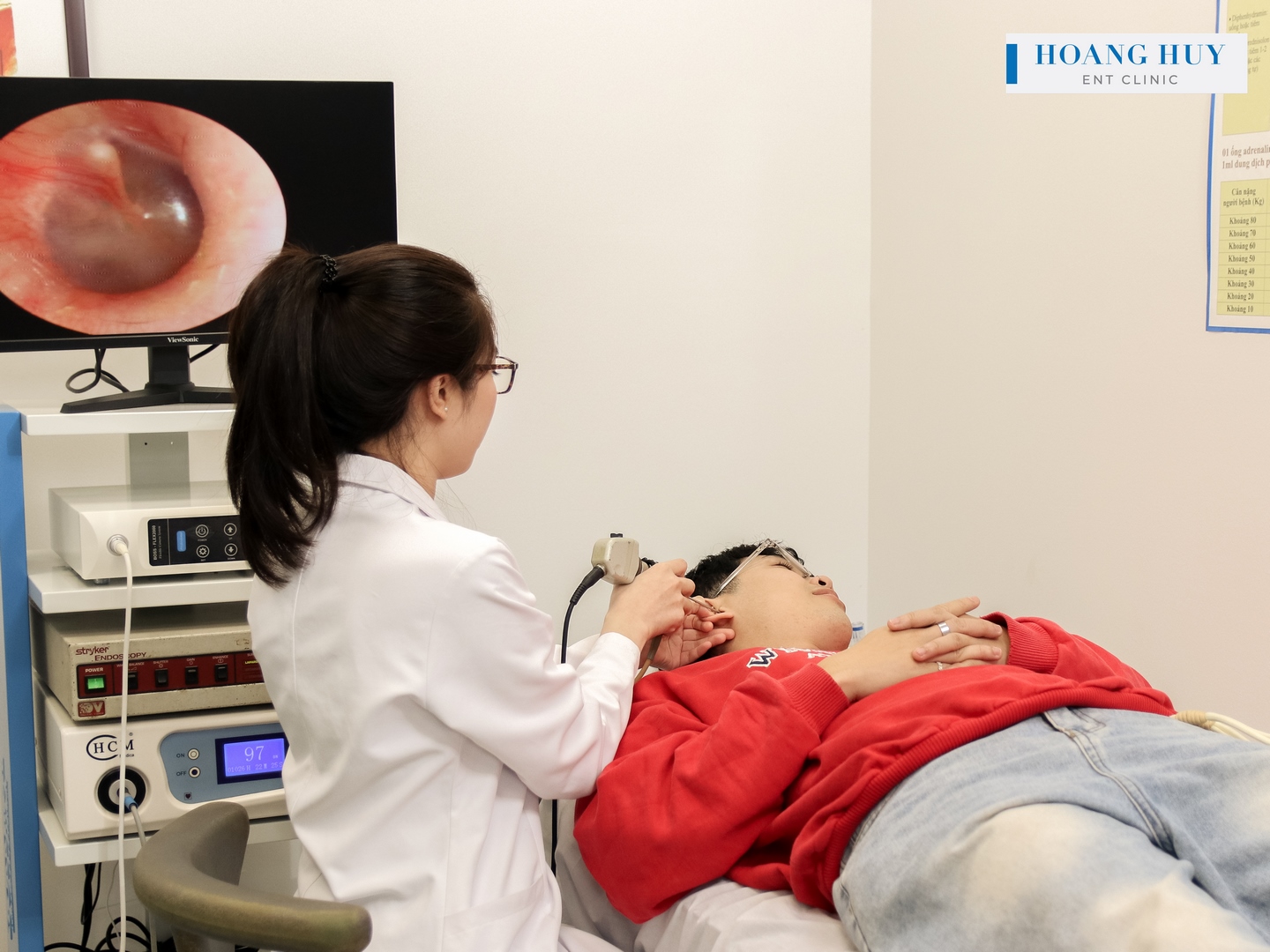 Khám nội soi tai để đánh giá lỗ thủng màng nhĩ