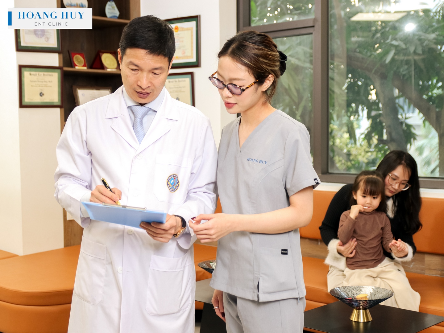 Bác sĩ Nguyễn Hoàng Huy cùng đội ngũ trao đổi kế hoạch phẫu thuật tai giữa xương chũm